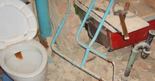 Профессиональный демонтаж перегородки ванной и туалета в Черкесске - от 563 рублей